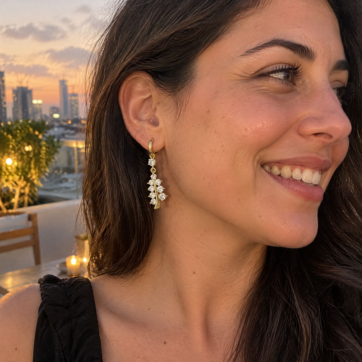 עגילי גולדפילד עם זרקונים לבנים · 40 מ״מ, מבט מזווית נוספת | עגילים