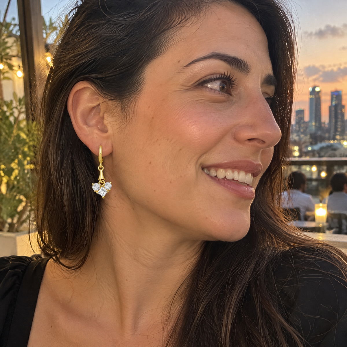 עגילי גולדפילד עם זרקונים לבנים · 32 מ״מ, מבט מזווית נוספת | עגילים