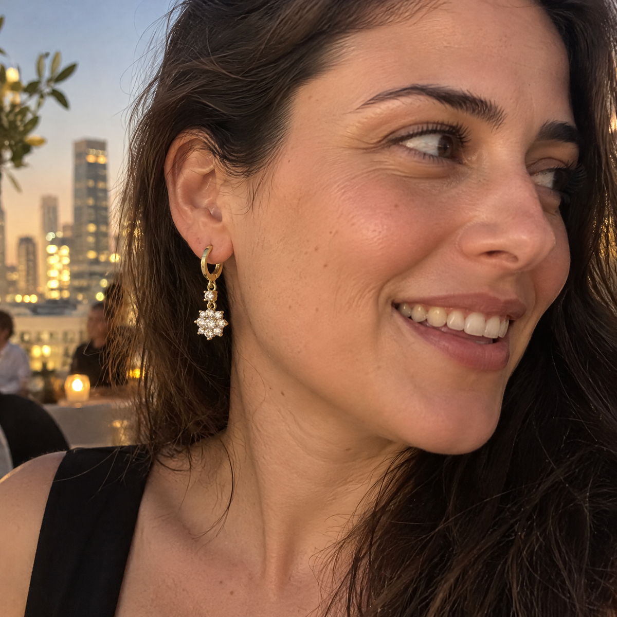 עגילי גולדפילד עם זרקונים לבנים · 33 מ״מ, מבט מזווית נוספת | עגילים