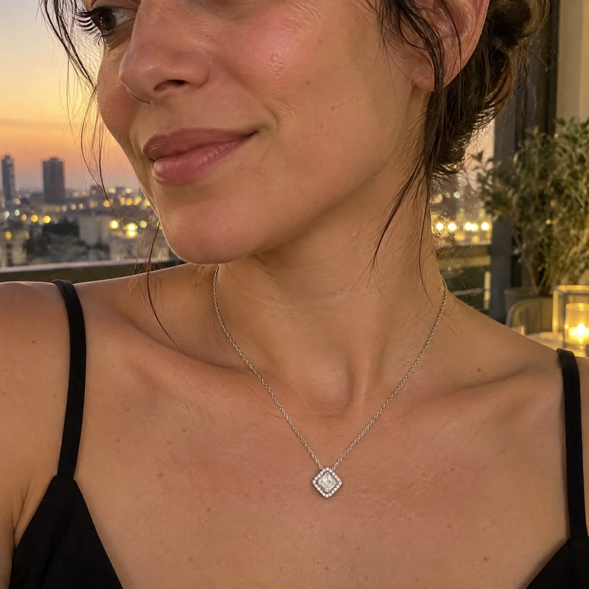 שרשרת מויסנייט עם תליון הילה מרובע · כסף 925 · 1.66 קראט, מבט מזווית נוספת | שרשראות מויסנייט