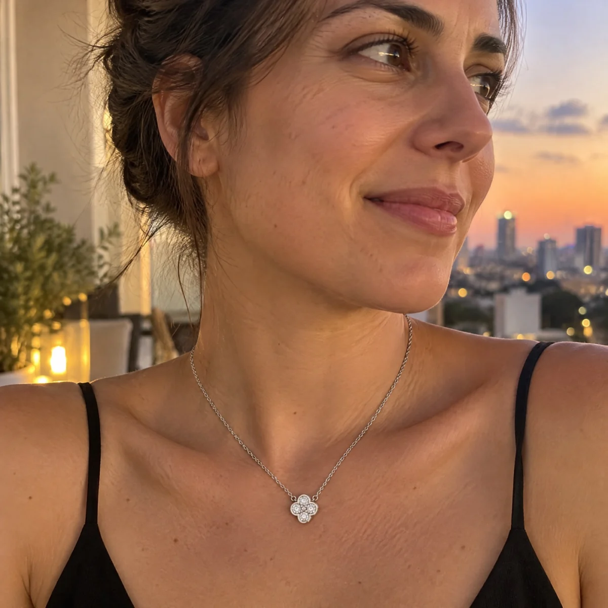 שרשרת מויסנייט עם תליון תלתן בארבע אבנים · כסף 925 · 0.8 קראט, מבט מזווית נוספת | שרשראות מויסנייט